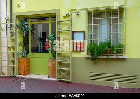 Rimini, Italien, 8. August 2019: Michelin Restaurant mit Logo von Michelin Guides Stockfoto