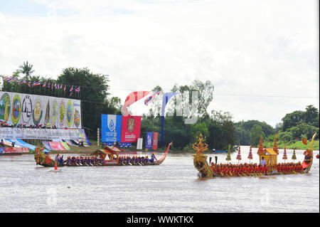 PHICHIT, THAILAND - 7. SEPTEMBER 2019: Phichit Yacht Racing ist eine traditionelle Veranstaltung des langjährigen. im September jedes Jahres auf der Nan Fluss in Fr Stockfoto