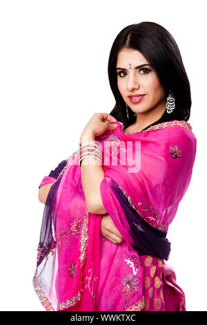 Schöne Bengali indisch-hinduistischen Frau im bunten Kleid stehen, isoliert Stockfoto