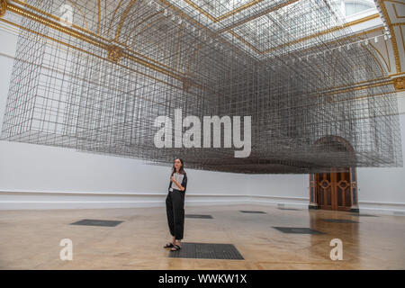 Royal Academy of Arts, London, UK. 16.September 2019. International anerkannte Der britische Bildhauer Antony Gormley (b. 1950) in seinem neuen großen Ausstellung in der RA fotografiert. Die Ausstellung ist seine bedeutendsten Solo Show in Großbritannien seit über einem Jahrzehnt, in dem sowohl bestehende als auch speziell Nachrichten funktioniert. Die Ausstellung läuft an der Königlichen Akademie der Künste vom 21. September bis 3. Dezember 2019. Bild: Galerie Mitarbeiter unter der massiven Installation 'Matrix'. Credit: Malcolm Park/Alamy Leben Nachrichten. Stockfoto