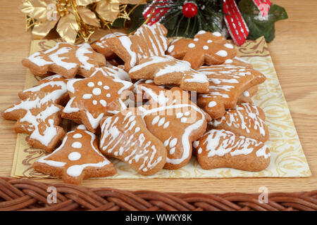 Weihnachten Lebkuchen und Dekoration auf hölzernen Tisch Stockfoto