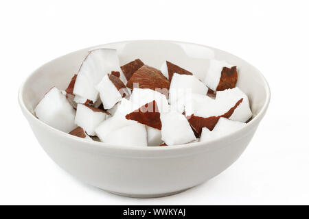 Stücke von Coconut in eine Schüssel geben. Stockfoto