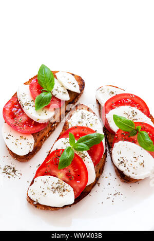 Toast mit Mozzarella und frischen Tomaten mit Basilikum Stockfoto