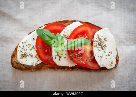 Toast mit Mozzarella und frischen Tomaten mit Basilikum Stockfoto