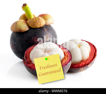 Mangostan-Frucht und Querschnitt zeigt die Dicke violette Haut und weißes Fleisch der Königin der Früchte. Stockfoto