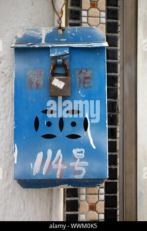 Blaue Briefkasten in Hongkong Stockfoto