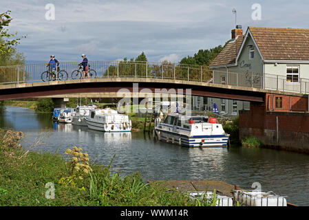 Radfahrer auf eine Fußgängerbrücke über den Fluss, den Rumpf an Tickton, East Yorkshire, England, Großbritannien Stockfoto