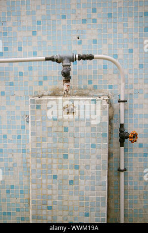 Wasserleitungen aus Metall Stockfoto