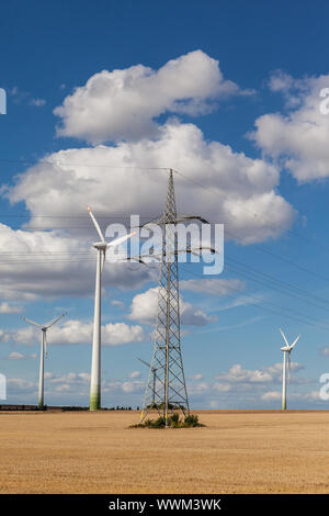 Windenergieanlagen mit Oberleitung Stockfoto