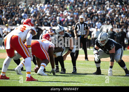 RingCentral Kolosseum Oakland, Calif, USA. 15 Sep, 2019. Usa Raiders Quarterback Derek Carr (4) unter Mitte während der NFL Football Spiel zwischen Kansas City Chiefs und die Oakland Raiders 10-28 an RingCentral Kolosseum Oakland, Calif. Thurman James/CSM/Alamy Leben Nachrichten verloren Stockfoto