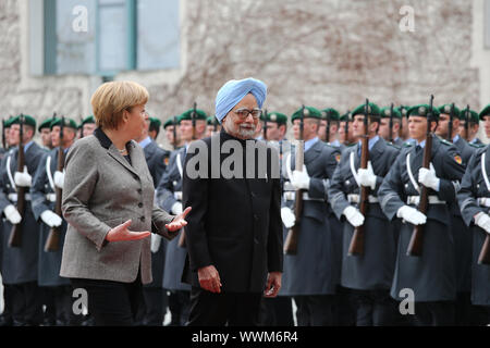 Indische PM Singh begrüßt mit militärischen Ehren. Stockfoto