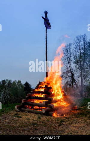 Große Walpurgisnacht Feuer mit Hexe auf Stapel Stockfoto