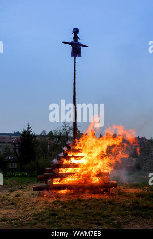 Große Walpurgisnacht Feuer mit Hexe auf Stapel Stockfoto