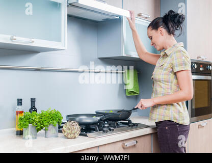 Porträt eines Mädchens, das Kochen in der Küche. Vertikale Ansicht Stockfoto