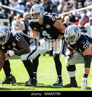 RingCentral Kolosseum Oakland, Calif, USA. 15 Sep, 2019. Usa Raiders Quarterback Derek Carr (4) unter Mitte während der NFL Football Spiel zwischen Kansas City Chiefs und die Oakland Raiders 10-28 an RingCentral Kolosseum Oakland, Calif. Thurman James/CSM/Alamy Leben Nachrichten verloren Stockfoto