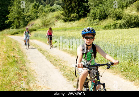 Familie auf Radtour Stockfoto