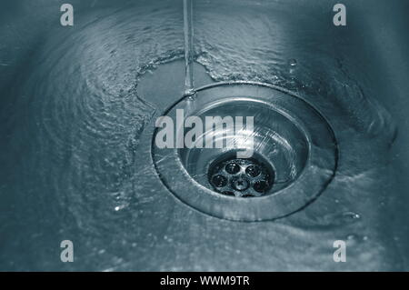 Wasserdurchfluss in den Abfluss in der Küche Stockfoto