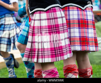 Junge Highland Dancing Girls tragen bunte kilts an der Highland Games in Peebles. Peebles, Scottish Borders, Schottland Stockfoto