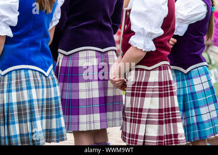 Junge Highland Dancing Girls tragen bunte kilts an der Highland Games in Peebles. Peebles, Scottish Borders, Schottland Stockfoto