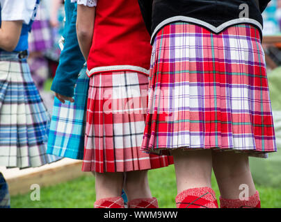 Junge Highland Dancing Girls tragen bunte kilts an der Highland Games in Peebles. Peebles, Scottish Borders, Schottland Stockfoto