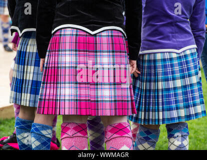 Junge Highland Dancing Girls tragen bunte kilts an der Highland Games in Peebles. Peebles, Scottish Borders, Schottland Stockfoto