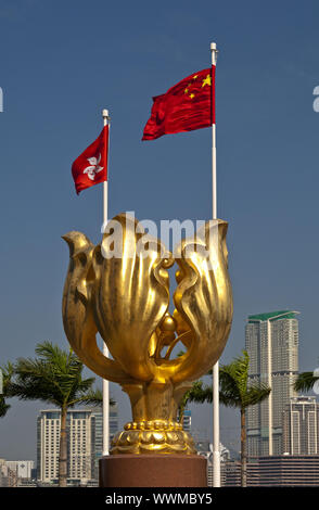 Statue des ewig Blooming Bauhinia mit der Flagge von Hong Kong und China Stockfoto