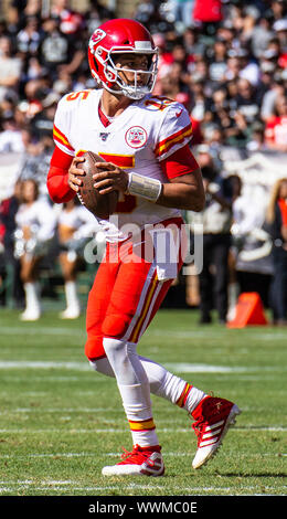 RingCentral Kolosseum Oakland, Calif, USA. 15 Sep, 2019. Usa Leiter Quarterback Patrick Mahomes (15) sieht für den tiefen Pass während der NFL Football Spiel zwischen Kansas City Chiefs und die Oakland Raiders 28-10 an RingCentral Kolosseum Oakland, Calif. Thurman James/CSM/Alamy leben Nachrichten Stockfoto