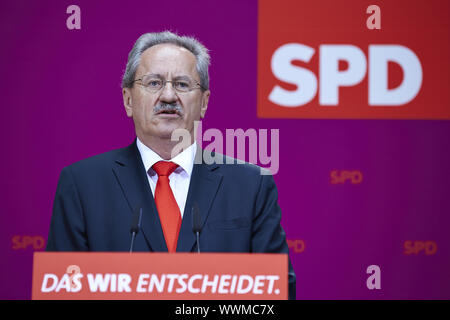 Sigmar Gabriel und Christian Ude geben Anweisungen, die nach der Landtagswahl in Berlin. Stockfoto