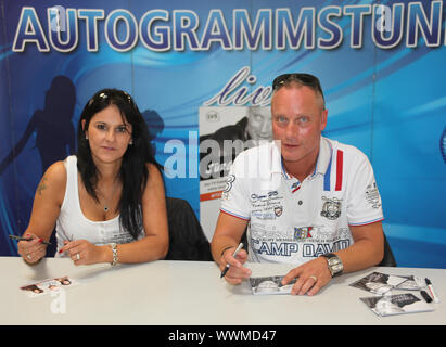 "Detektive" Marta und Jürgen Trovato (Trovatos Sterben) bei einer Autogrammstunde 2013 in Staßfurt Stockfoto