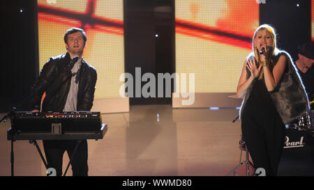 Glasperlenspiel (Daniel Grunenberg u Carolin Niemczyk) bei der MDR-Show Inka Bause live am 04.10.2013 Stockfoto