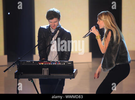 Glasperlenspiel (Daniel Grunenberg u Carolin Niemczyk) bei der MDR-Show Inka Bause live am 04.10.2013 Stockfoto