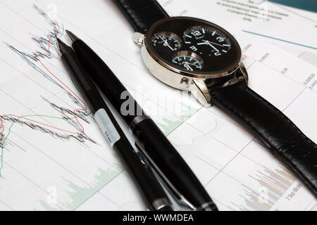 Uhren- und Stift Candle-Stick-Charts. Stockfoto