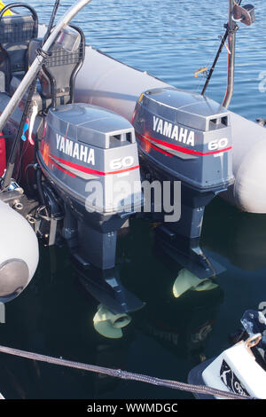 Ein paar Yamaha 60 Außenbordmotoren auf der Rückseite einer Beiboot mit einer Angelrute in Aussicht Stockfoto