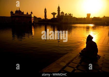 Sikh Pilger sitzen neben den heiligen Pool, Golden Temple, Amritsar, Punjab, Indien, Asien Stockfoto