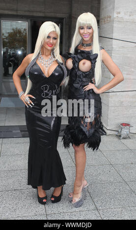 Modell Sophia Wollersheim und Erotikmodel Micaela Schäfer auf der Erotikmesse Venus 2013 in Berlin. Stockfoto