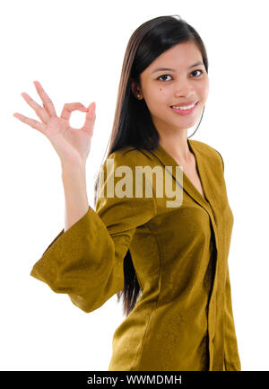 Asiatische Frau okay Hand Zeichen mit großen Lächeln. Stockfoto