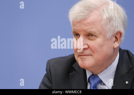 Merkel, Seehofer und Gabriel stellen den Koalitionsvertrag Stockfoto