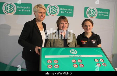 Managerin Doris Fitschen, Hannelore Ratzeburg (DFB) und Anne Bartke (Magdeburger FFC) Stockfoto