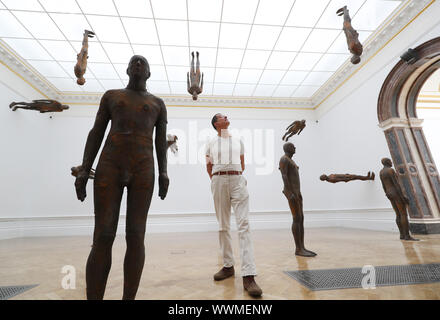 Der britische Bildhauer Antony Gormley stellt mit seiner Installation von 24 Figuren, Lost Horizon I (2008), während ein Foto für seine neue Ausstellung in der Königlichen Akademie der Künste in London. Stockfoto