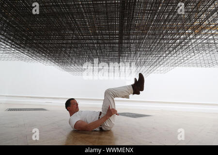 Der britische Bildhauer Antony Gormley stellt mit seiner Installation Matrix III (2019), während ein Foto für seine neue Ausstellung in der Königlichen Akademie der Künste in London. Stockfoto