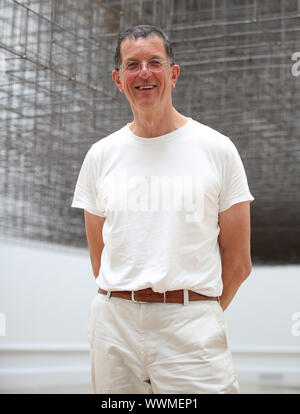 Der britische Bildhauer Antony Gormley stellt mit seiner Installation Matrix III (2019), während ein Foto für seine neue Ausstellung in der Königlichen Akademie der Künste in London. Stockfoto