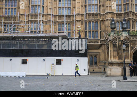 London, Großbritannien. 16.September 2019. Arbeitnehmer im Palast von Westminster in Gerüst als Teil der Restaurierung zu ermöglichen wesentliche Bauarbeiten stattfinden. Das Parlament wurde bis zum 14. Oktober wie kein Politiker ausgesetzt Derzeit sitzen Credit: Amer ghazzal/Alamy leben Nachrichten Stockfoto