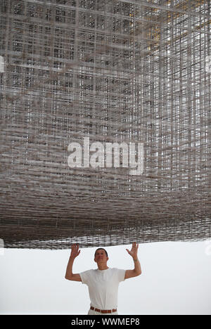 Der britische Bildhauer Antony Gormley stellt mit seiner Installation Matrix III (2019), während ein Foto für seine neue Ausstellung in der Königlichen Akademie der Künste in London. Stockfoto