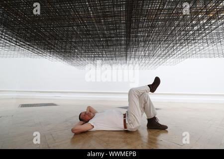 Der britische Bildhauer Antony Gormley stellt mit seiner Installation Matrix III (2019), während ein Foto für seine neue Ausstellung in der Königlichen Akademie der Künste in London. Stockfoto