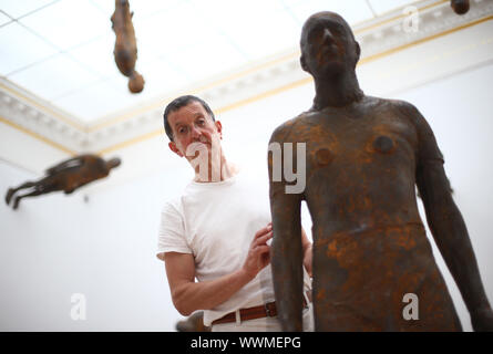 Der britische Bildhauer Antony Gormley stellt mit seiner Installation von 24 Figuren, Lost Horizon I (2008), während ein Foto für seine neue Ausstellung in der Königlichen Akademie der Künste in London. Stockfoto