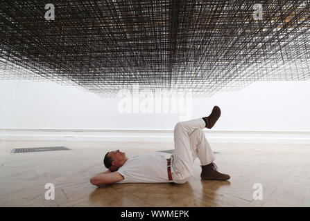 Der britische Bildhauer Antony Gormley stellt mit seiner Installation Matrix III (2019), während ein Foto für seine neue Ausstellung in der Königlichen Akademie der Künste in London. Stockfoto