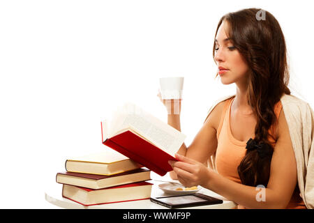 schöne Frau Kaffeetrinken bei Buch auf weißem Hintergrund Stockfoto