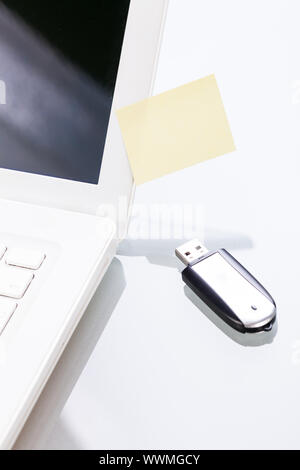 Notebook Laptop mit Post-it Memo und usb-stick Stockfoto