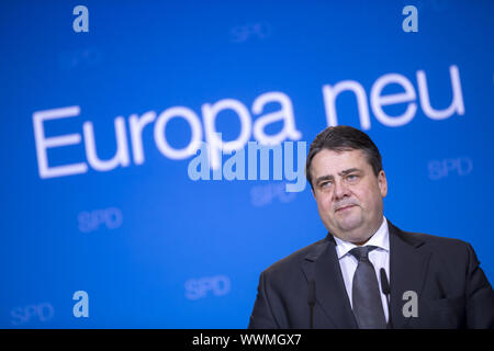 Gabriel (SPD-Chef) und Schulz (Präsident des Europäischen Parlaments) bei Presse Erklärung in Berlin. Stockfoto