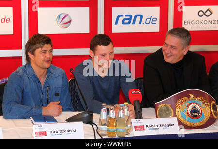 WBO-Boxweltmeister Robert Stieglitz mit SES-Cheftrainer Dirk Dzemski und SES Promoter Ulf Steinfuth Stockfoto